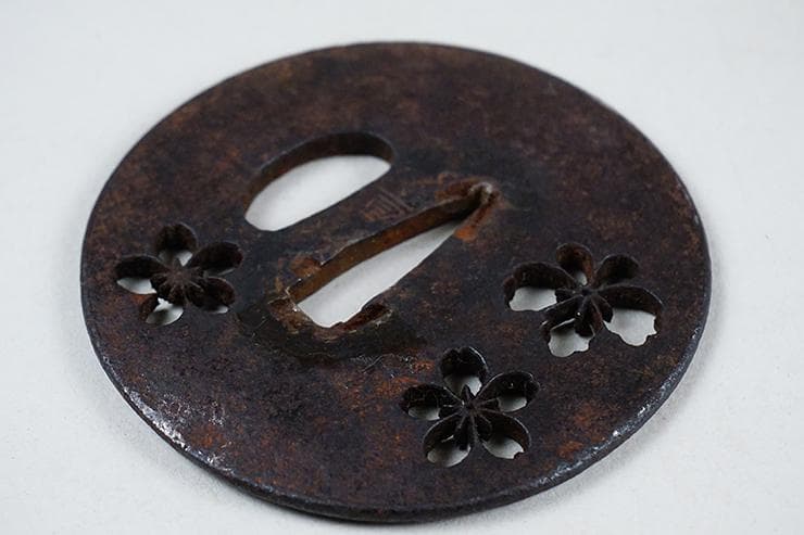 時代武具　刀装具　重次銘　桜透かし彫り 鉄製鍔