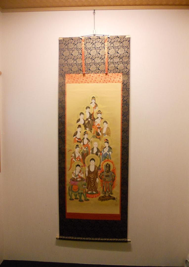 掛け軸 『 十三佛 』 朝陽 作 絹本 共箱 希少 軸装 掛軸 美品 です。