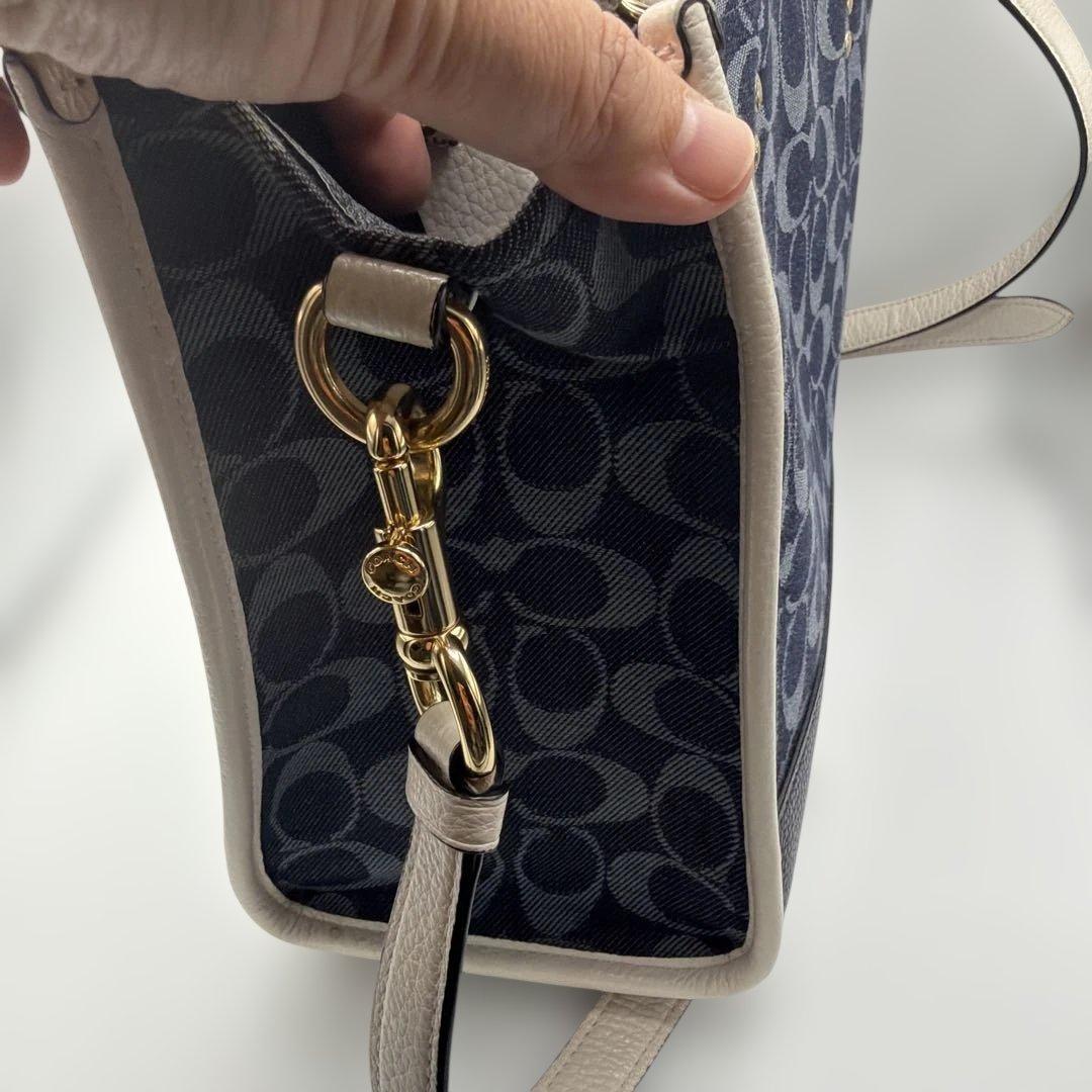 COACH デンプシー トート 22 シグネチャー　2way ショルダーバック