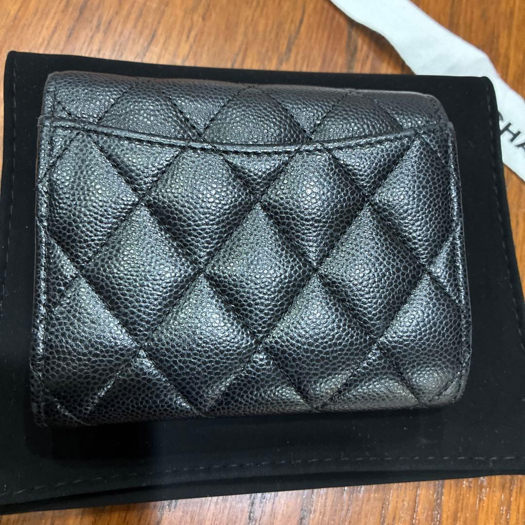 CHANEL ブラックレザー 三つ折り財布 LLKHHNE2