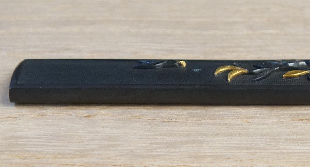 【赤銅魚子地 高肉彫 鍍金 銀象嵌 椿樹小鳥図小柄】 鍔 鐔 小柄 刀装具 骨董