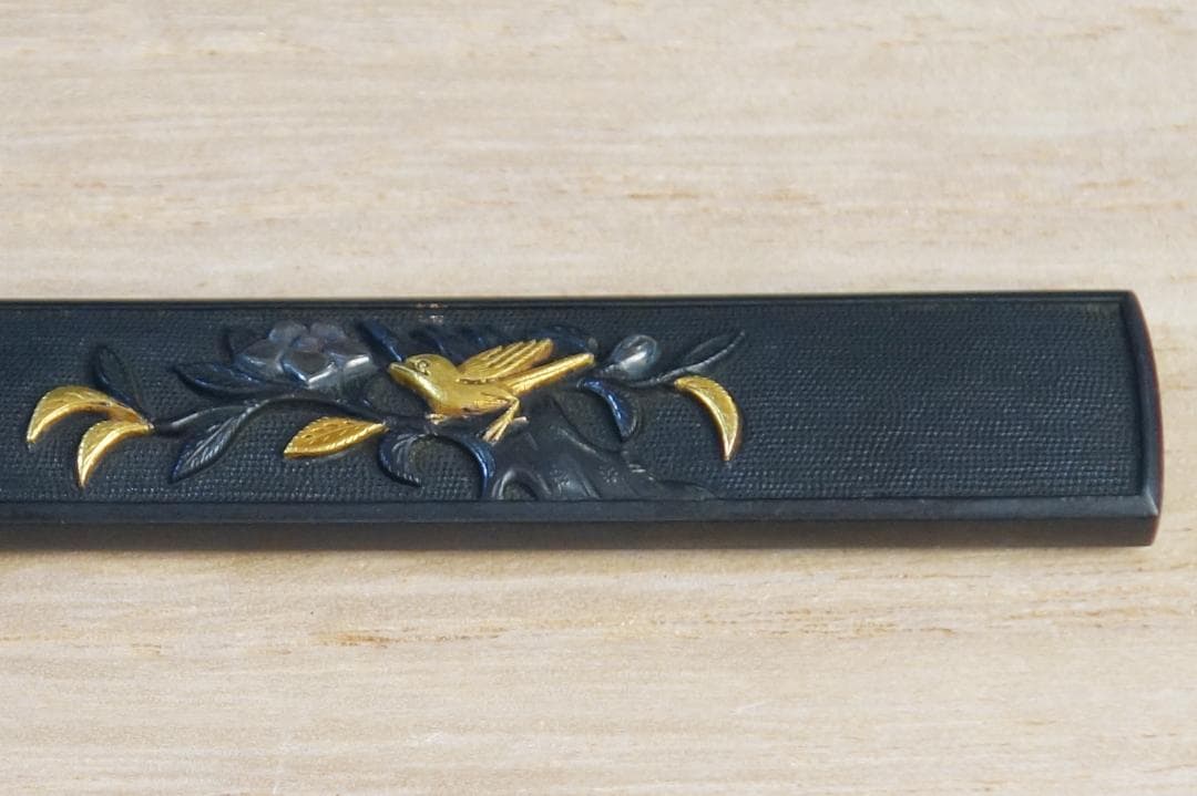 【赤銅魚子地 高肉彫 鍍金 銀象嵌 椿樹小鳥図小柄】 鍔 鐔 小柄 刀装具 骨董