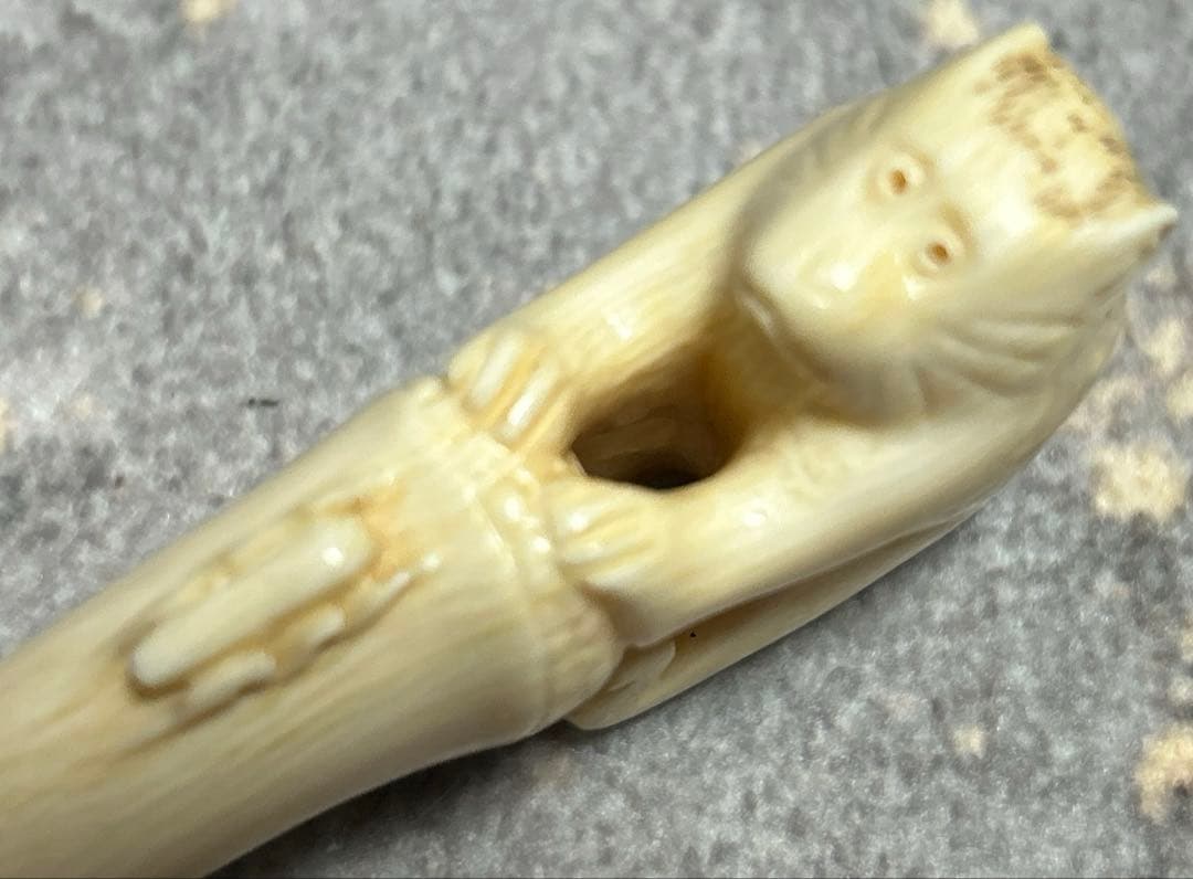 根付 竹の子に止まりバッタを見つめる猿の姿をしている根付 美術