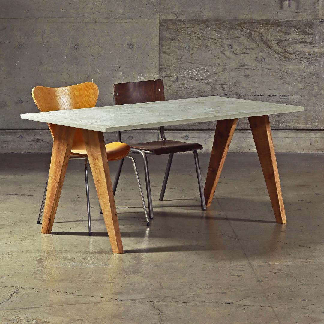 ダイニングテーブル｜ライトグレー｜横幅150cm｜奥行80cm｜薄塗りモルタル