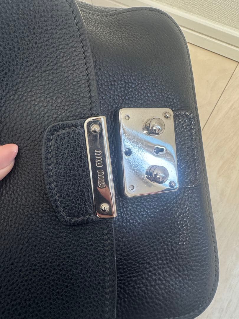 miu miu ブラックショルダーバッグ