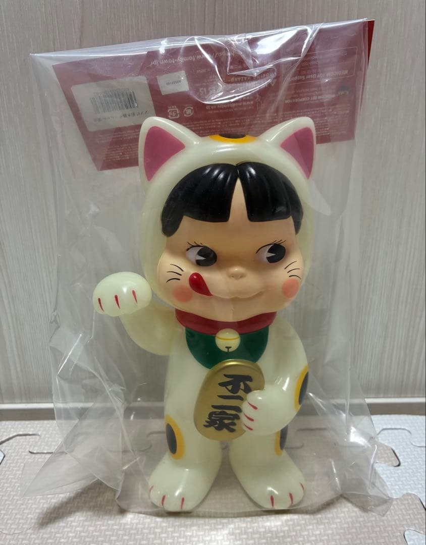 招き猫ペコちゃん (蓄光) - メルカリ