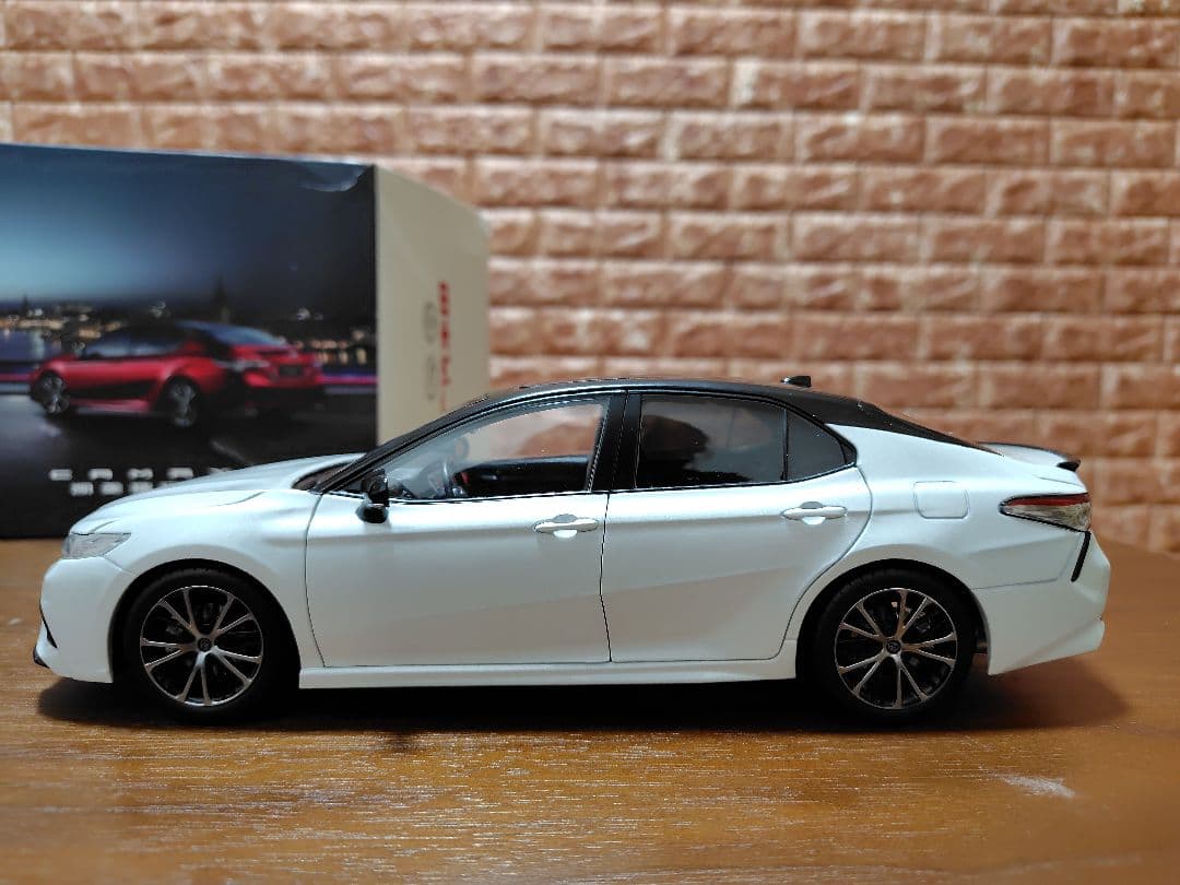やっしー　トヨタ　カムリ 　70系　1/18　ミニカー　模型