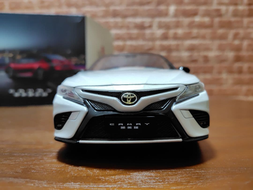 やっしー　トヨタ　カムリ 　70系　1/18　ミニカー　模型