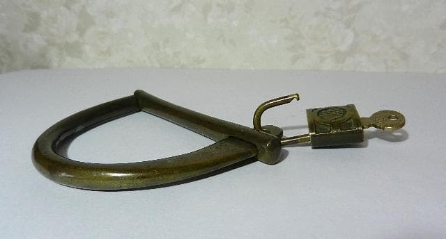 真鍮製半円状オブジェ（米国「YALE（エール）社」ロゴ入南京錠付き）