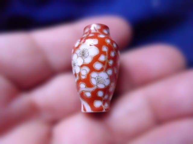 小型赤白模様花瓶