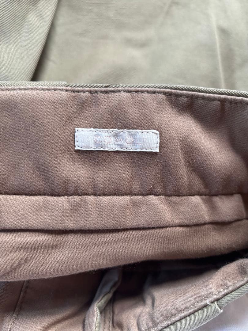 COMOLIコットンギャバウォッシュドパンツ カーキ ストレートパンツ