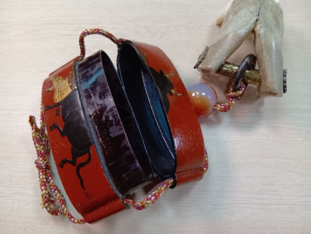 印籠朱塗り牛引き図／山岳信仰護符金工細工根付