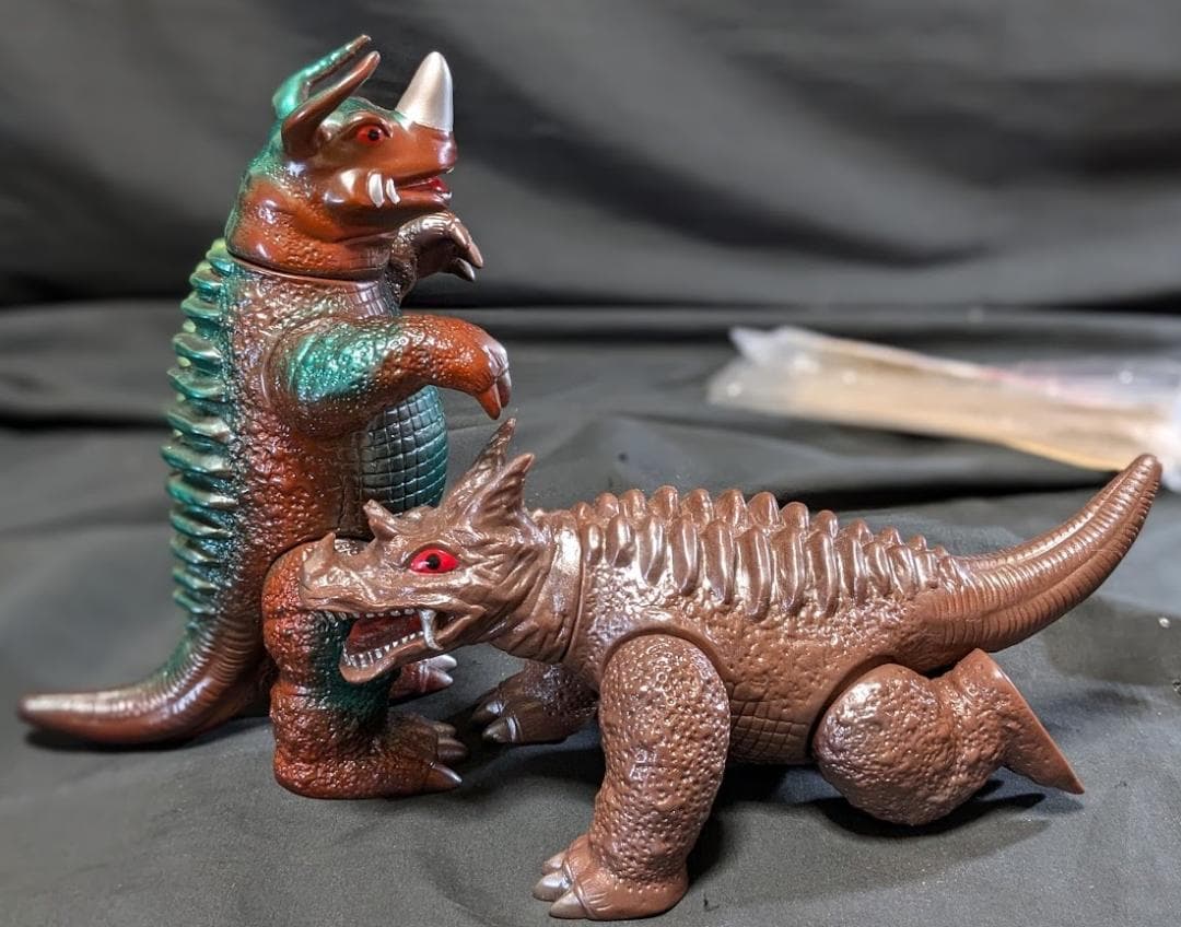 パゴス四足歩行版・ネロンガ（マルサン）ソフビフィギュア2体セット