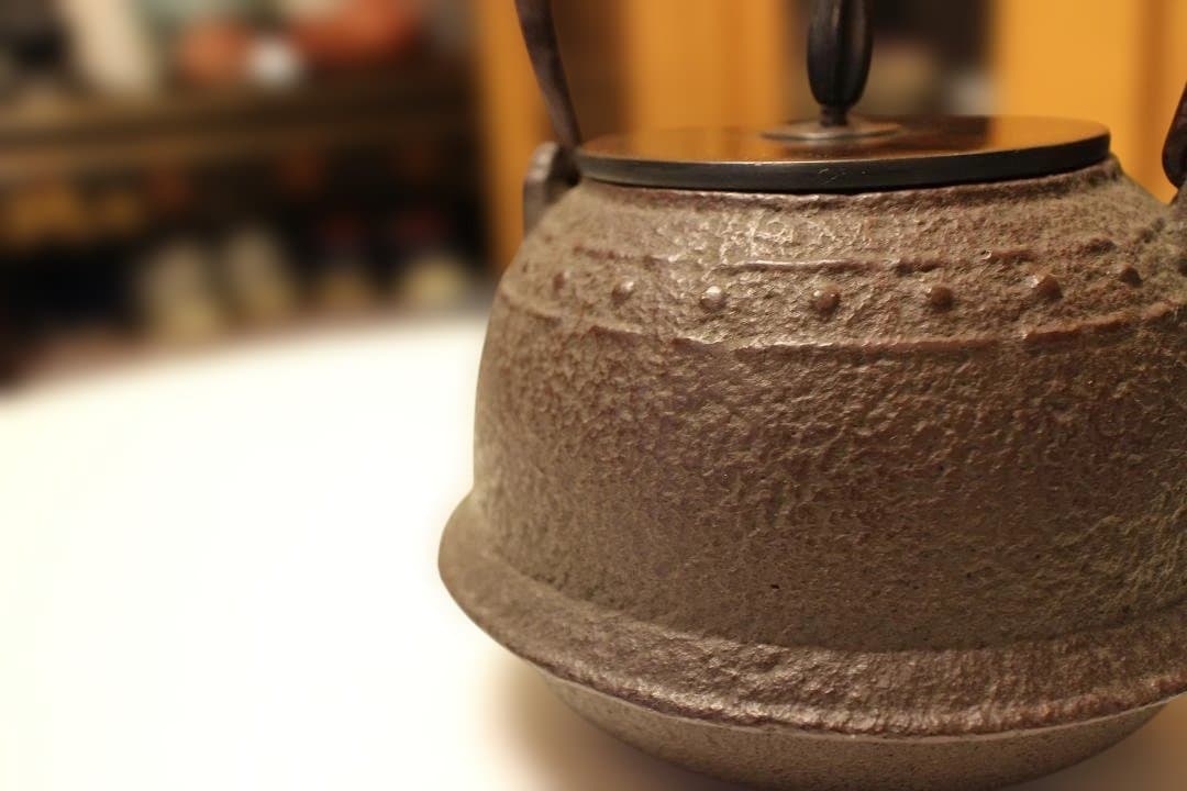古鉄瓶　　釜師造　小振り鉄瓶　「水漏れなし・状態良好」 　未使用に近い