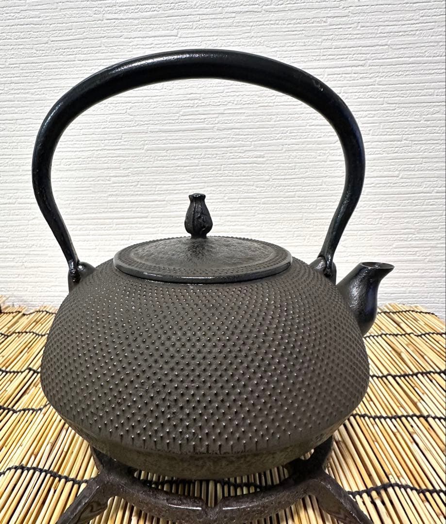 未使用、供箱付　南部秀山堂南部伝統工芸士 佐藤 勝弘造アラレ 南部鉄瓶 南部鉄器