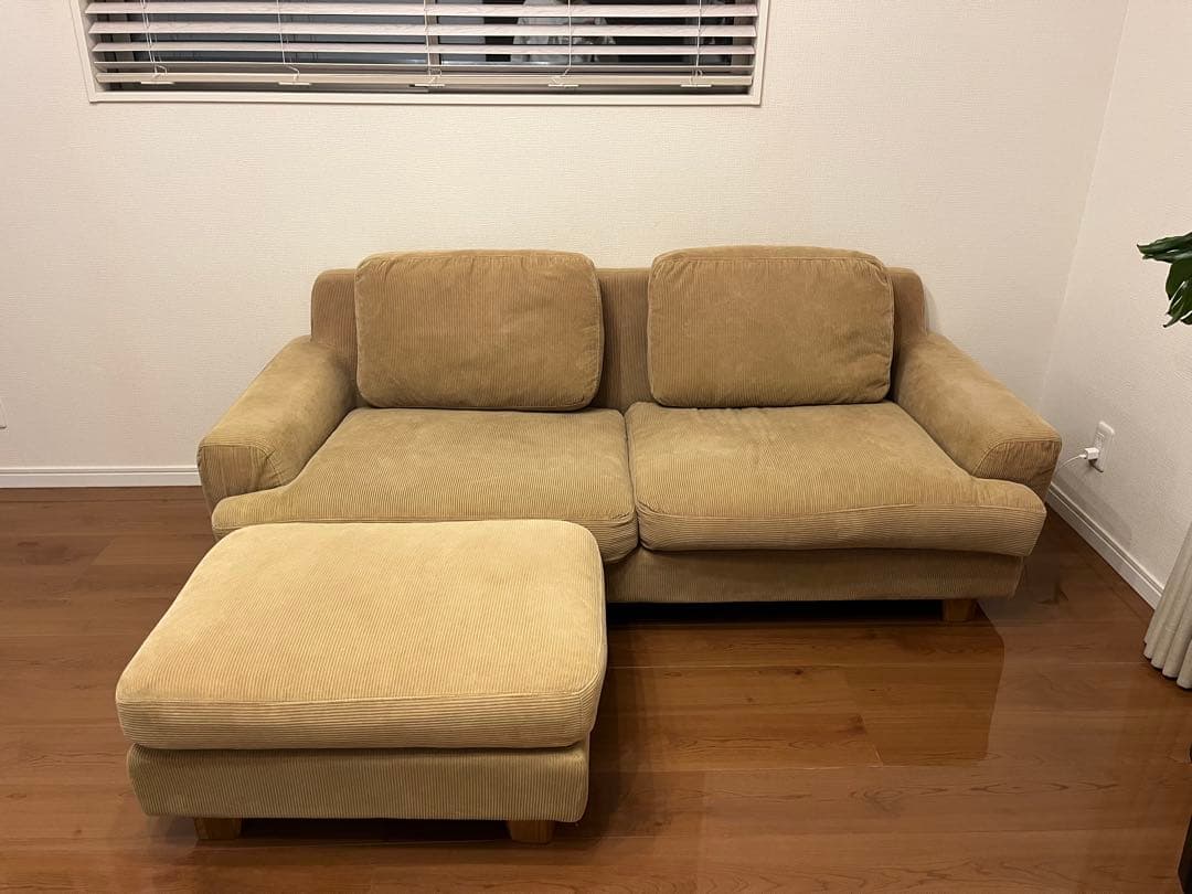 UNICO GREIG 3シーター　ベージュのファブリックソファ