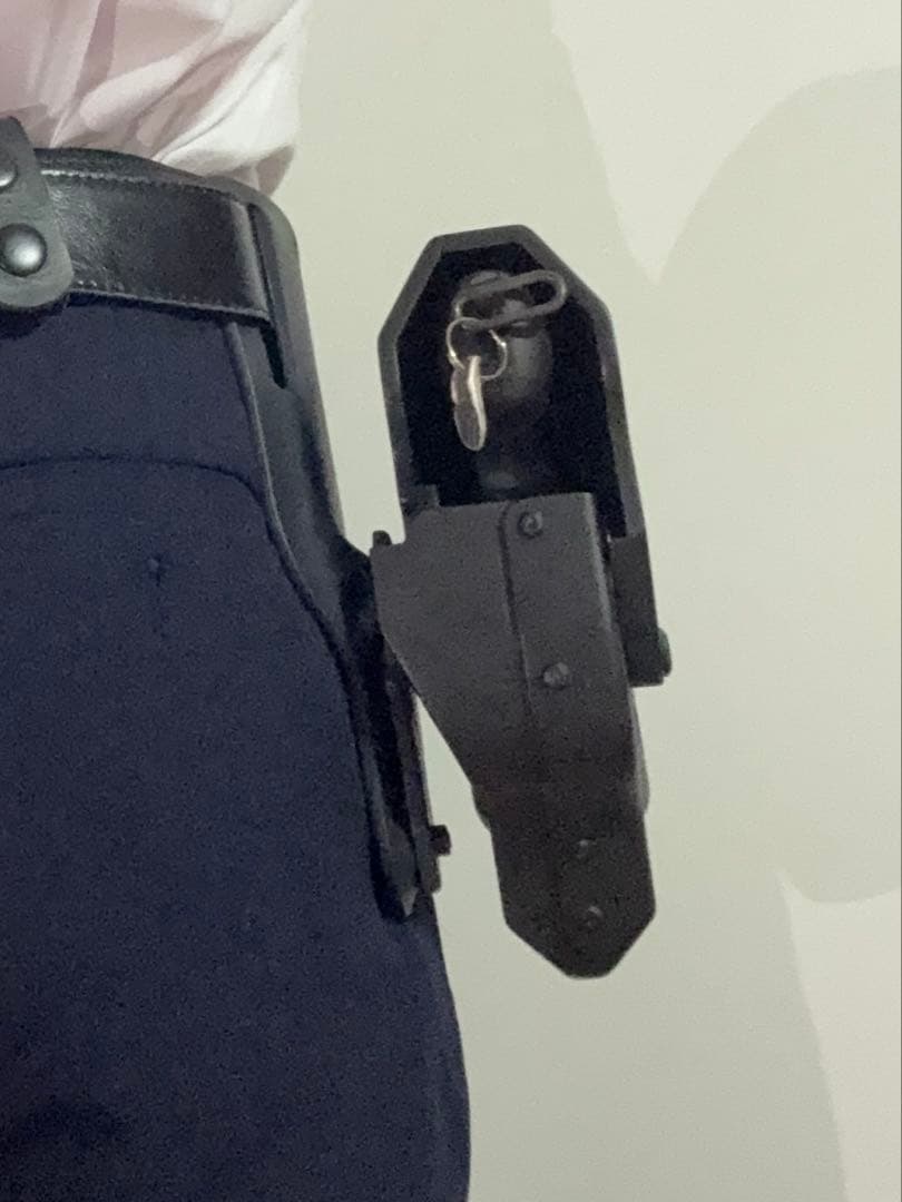 【希少】★原価の半額以下★警察 新型拳銃入れ（一部破損品）