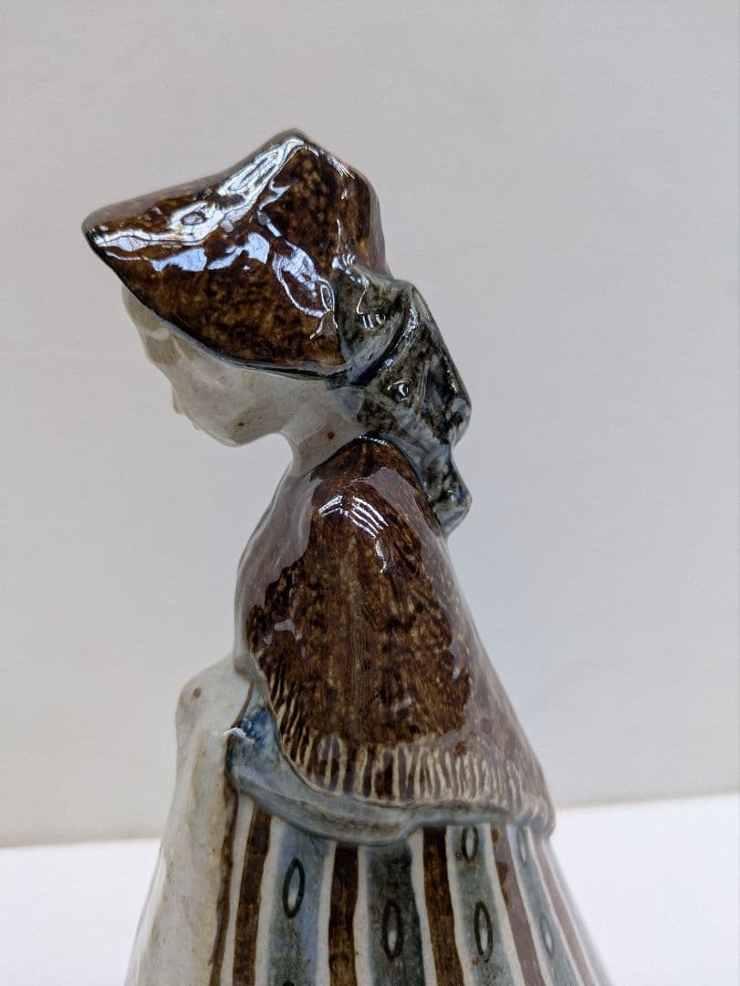 ビング＆グロンダールの大きなヴィンテージ磁器の置物 - 民族衣装を着