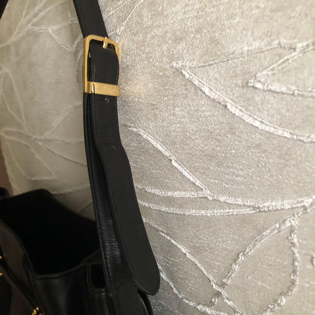 KIMIJIMA 黒いレザーバケットバッグ ゴールド金具付き 縦スエードデザイン