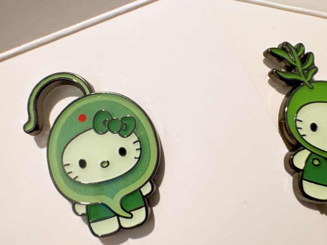 日本館限定　ピンバッジ　万博　ヒジキ　ウチワヒゲムシ　ケース付き　藻キティ　藻類