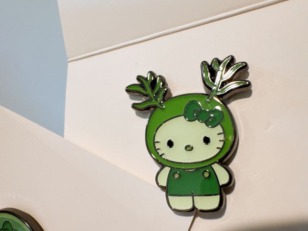 日本館限定　ピンバッジ　万博　ヒジキ　ウチワヒゲムシ　ケース付き　藻キティ　藻類