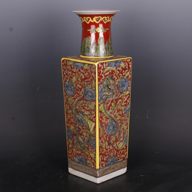 清康熙紅地粉彩草花竜紋天円地方瓶 景徳鎮