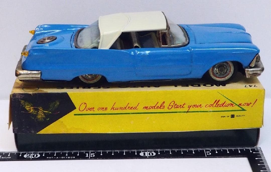 萬代屋【クライスラー インペリアル セダン水色】ブリキtin car 箱はコピー