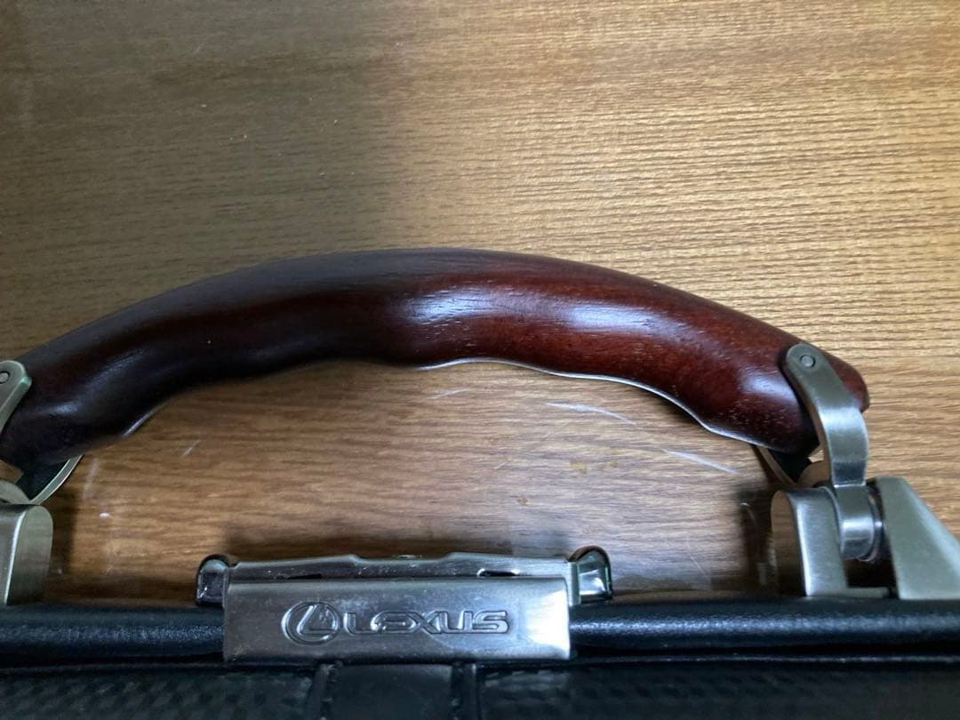レクサス　バッグ (正規品)鍵付き　ショルダーベルトあり。used