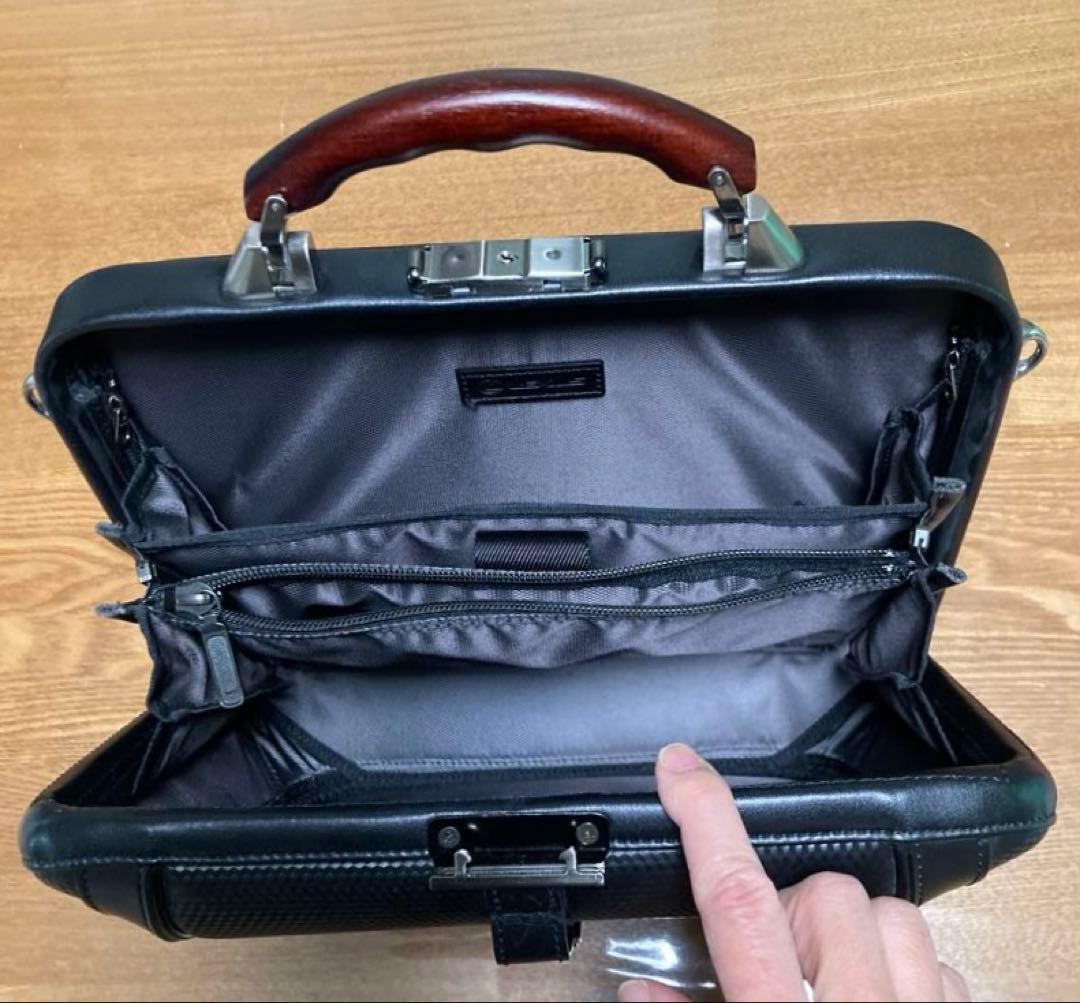 レクサス　バッグ (正規品)鍵付き　ショルダーベルトあり。used