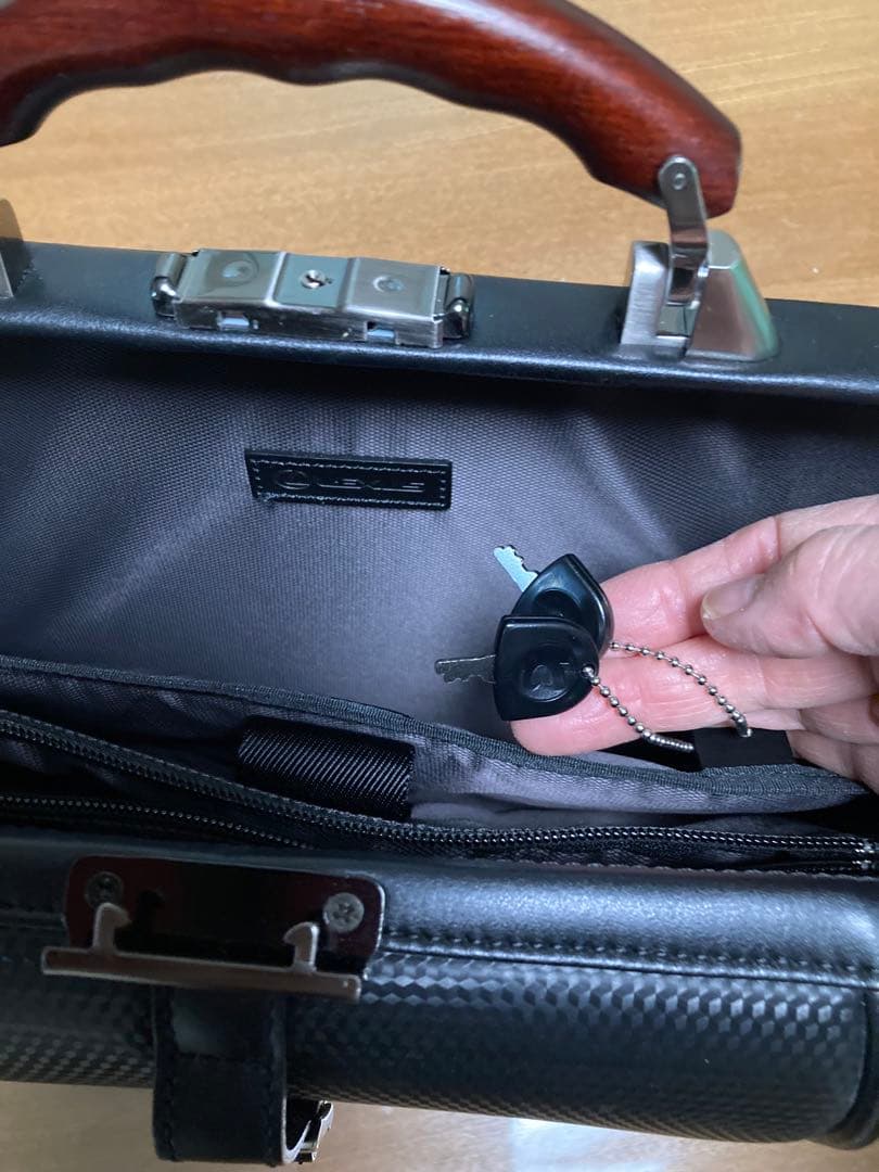 レクサス　バッグ (正規品)鍵付き　ショルダーベルトあり。used