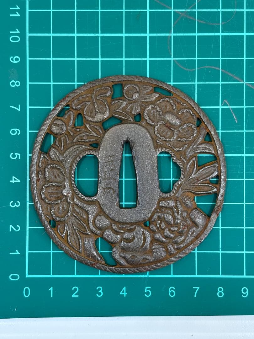 鍔(つば)　鉄製　日本刀　アンティーク