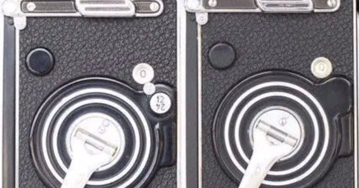 ローライ 二眼 2.8F（黒文字盤）/3.5F（黒文字盤）用 皮を飾ります