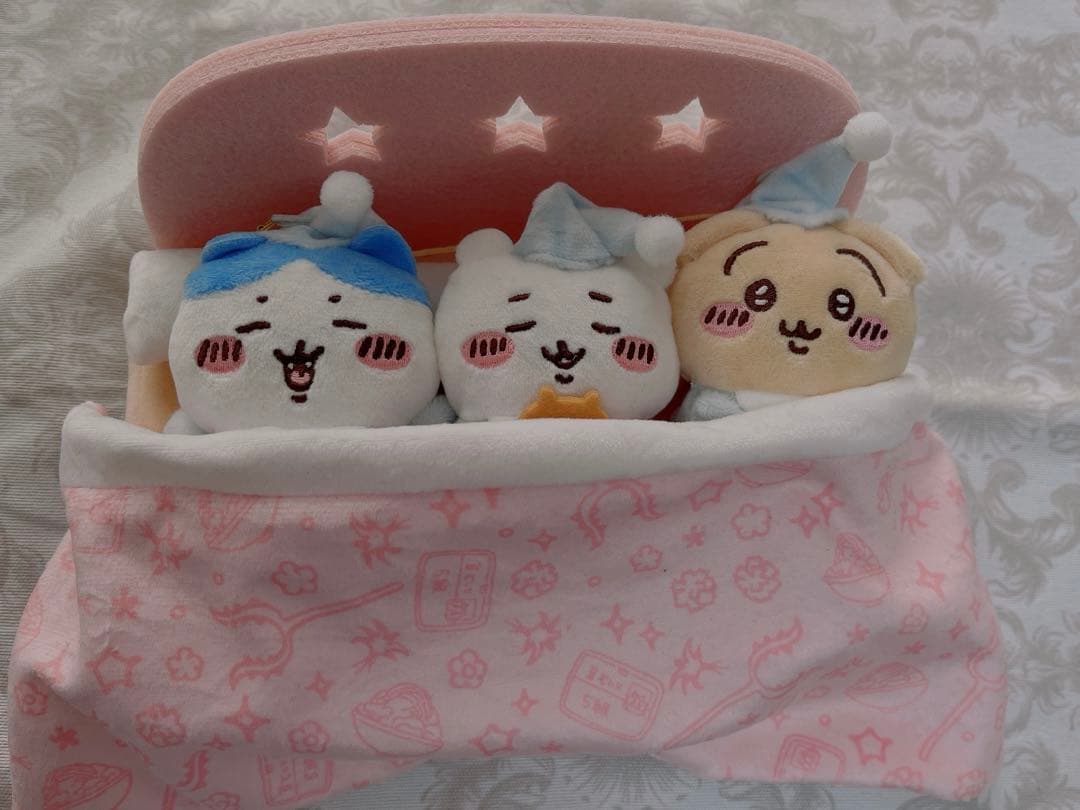ちいかわおやすみベッドと繋がるマスコットセット