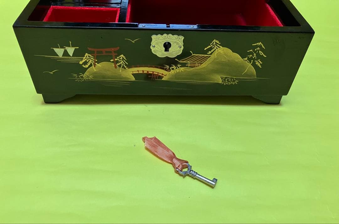 漆器小物入　山と寺院のデザイン　塗り物　螺鈿細工　オルゴール 鍵付　宝石化粧箱