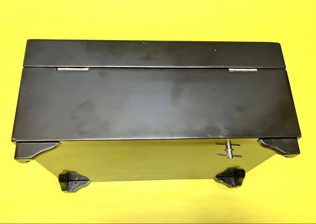 漆器小物入　山と寺院のデザイン　塗り物　螺鈿細工　オルゴール 鍵付　宝石化粧箱