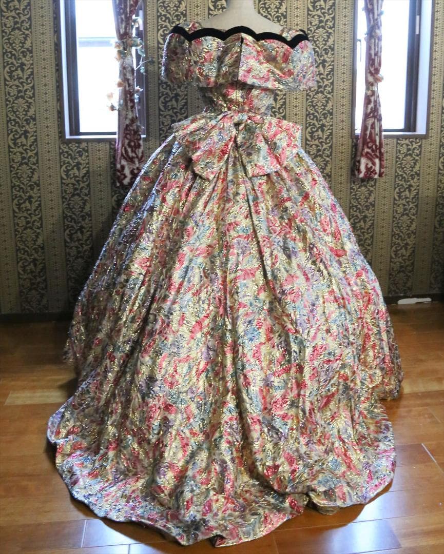 578舞台衣装にファンシー高級ウエディングドレス9号Mサイズオフショルダー