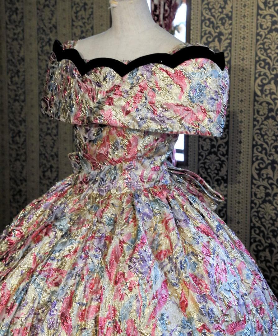 578舞台衣装にファンシー高級ウエディングドレス9号Mサイズオフショルダー