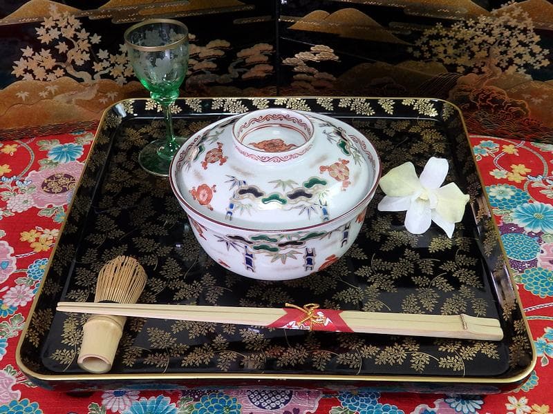 九谷 金襴手 松竹梅の図 大振蓋茶碗 2客 E938AS-CQx