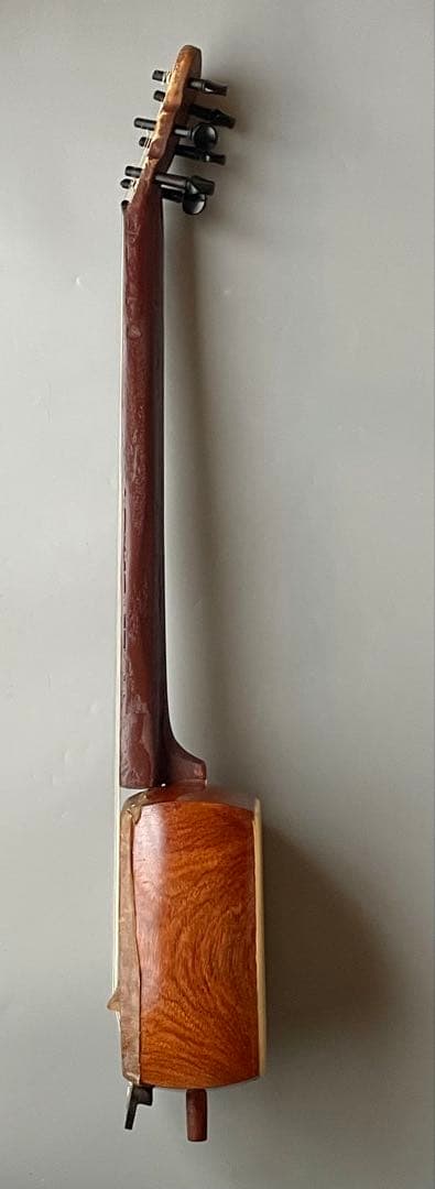 超個性派フレットレスギター 三味線ボディ×魚皮張り ショートスケール