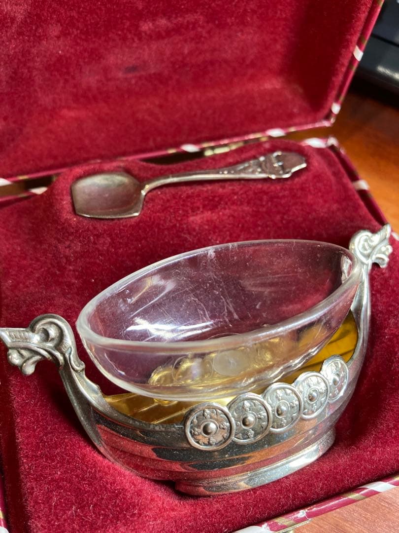 銀製バイキング船型容器とスプーン