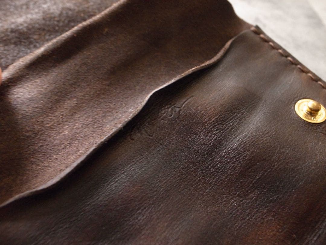 手染めと手縫いで仕上げたショートトラッカーウォレット