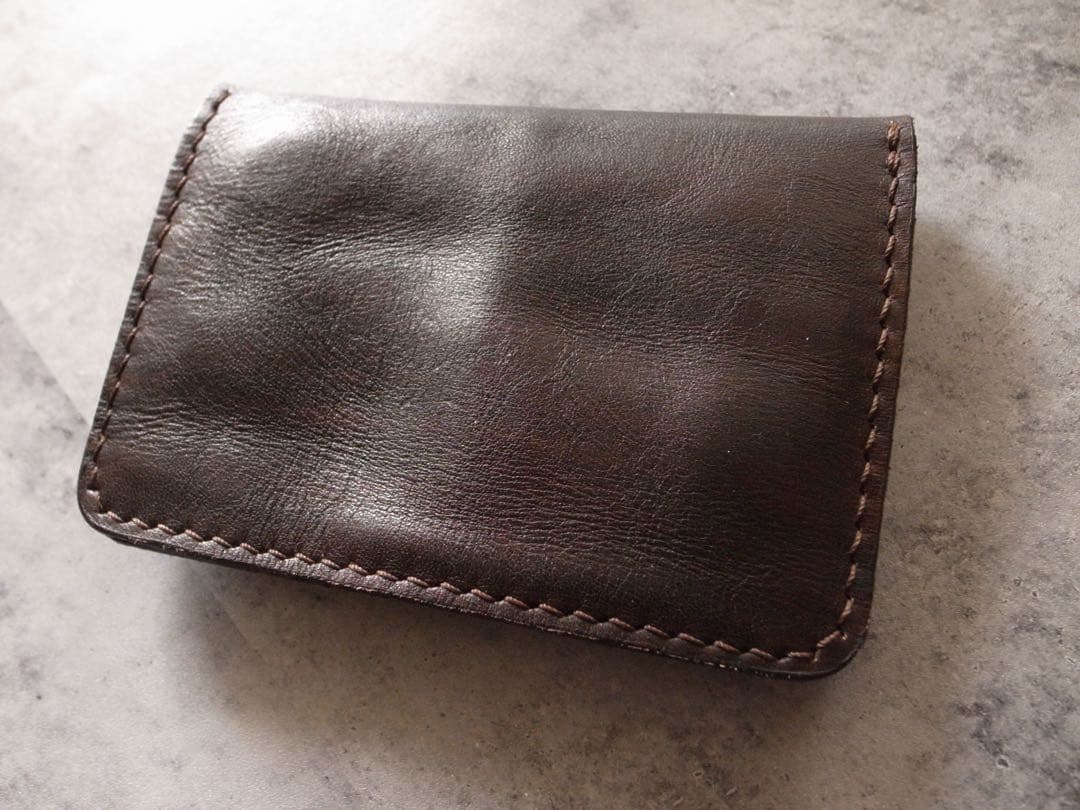 手染めと手縫いで仕上げたショートトラッカーウォレット