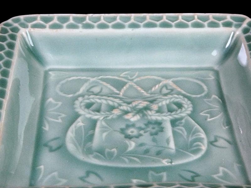 渋草焼 青磁 陽刻 巾着に桜の図 五陶 四方角皿 F348AS-fbuk - メルカリ