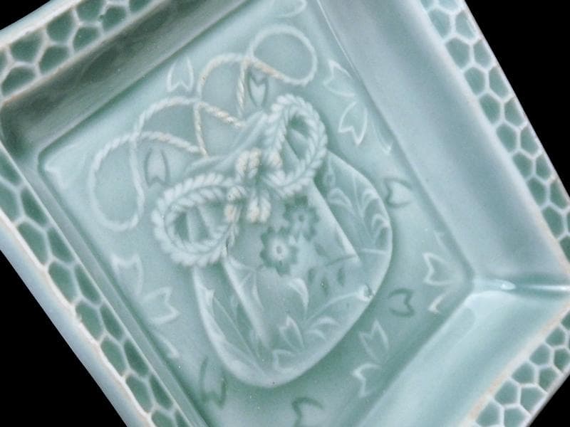 渋草焼 青磁 陽刻 巾着に桜の図 五陶 四方角皿 F348AS-fbuk - メルカリ