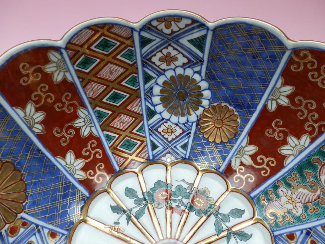 大聖寺伊万里 色絵 金彩 菊紋 菊形 特大鉢 奇玉宝鼎之珍