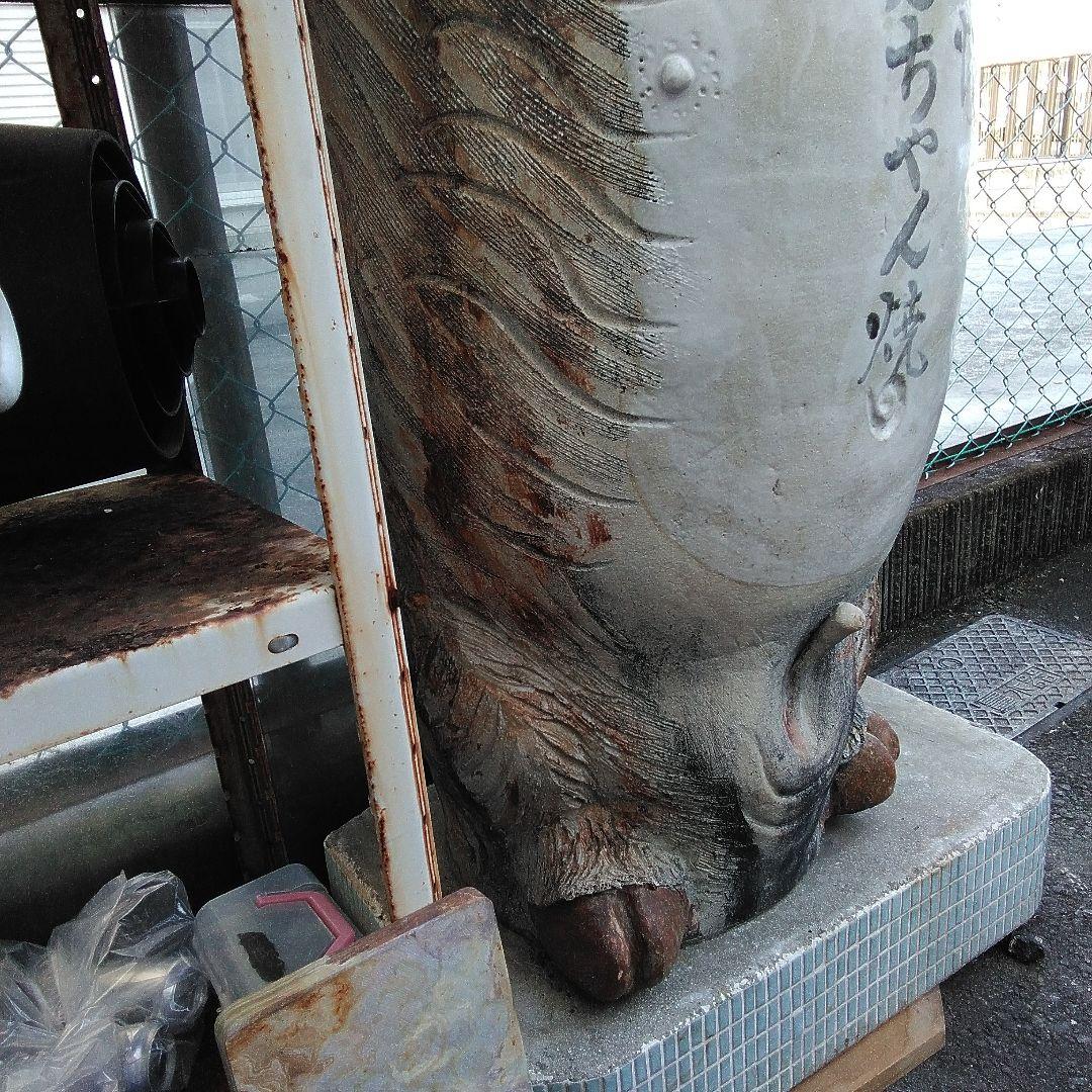 信楽焼の豚の看板。