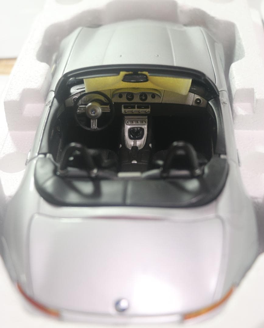 BMW Z8 「007 ワールドイズノットイナフ」バージョン １／１８中古品