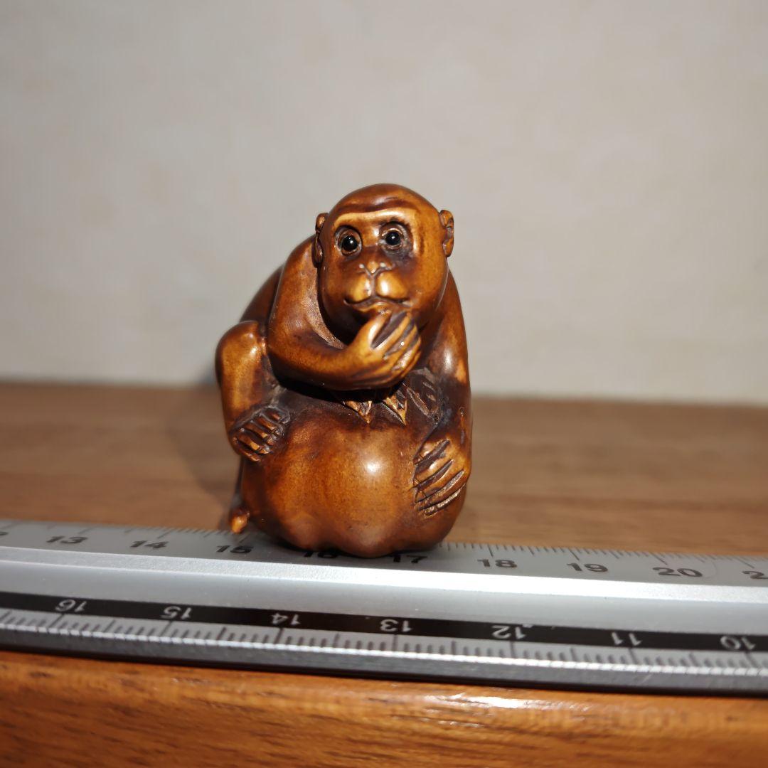 時代提物 木彫り根付 在銘 【桃猿】高さ約4.2cm 重さ約21g - メルカリ