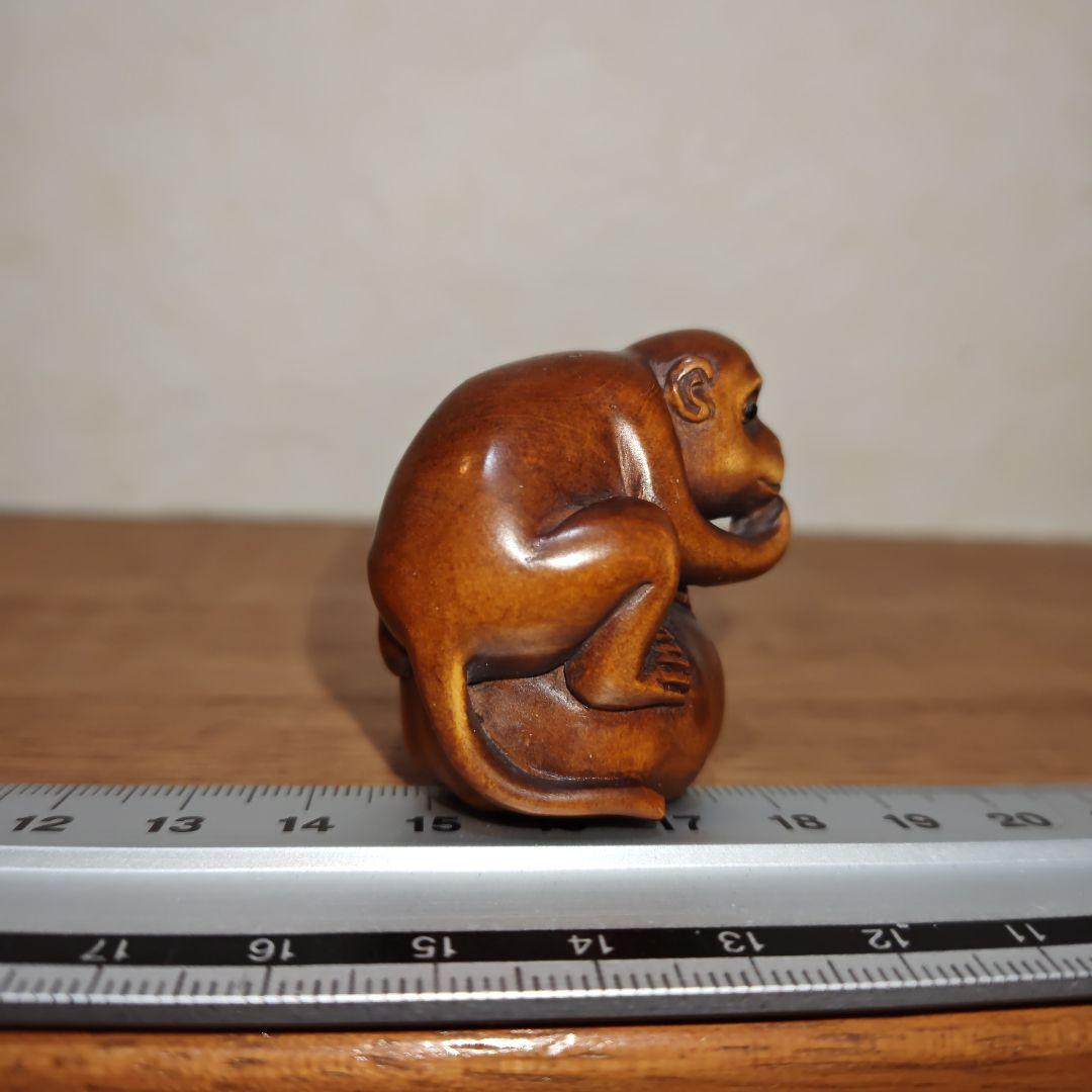 時代提物 木彫り根付 在銘 【桃猿】高さ約4.2cm 重さ約21g - メルカリ