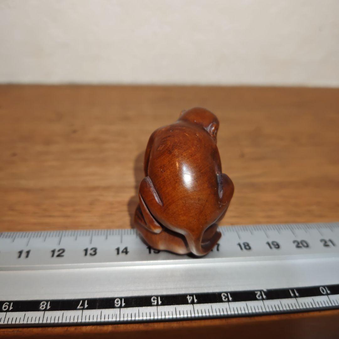 時代提物 木彫り根付 在銘 【桃猿】高さ約4.2cm 重さ約21g - メルカリ